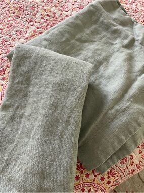 Pottery Barn HUGE linen shams! 28 x 28